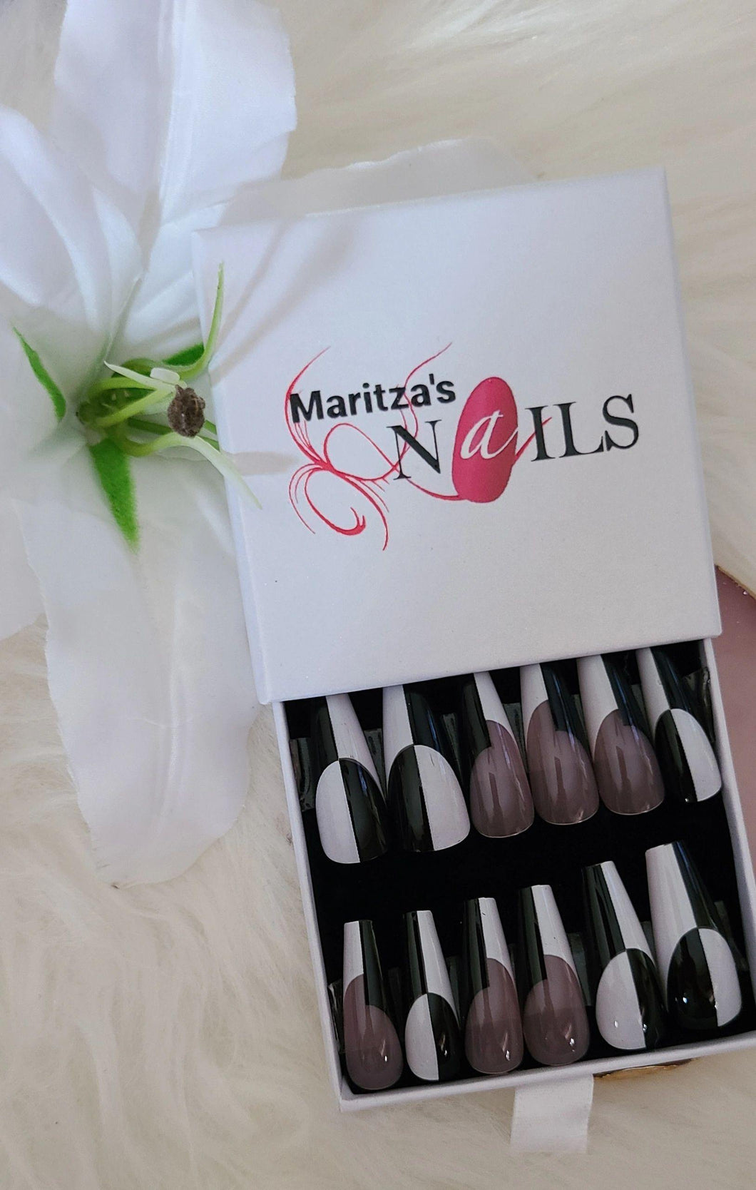 Black & White - Maritza's Nails 