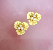 Load image into Gallery viewer, Flower with Pearls - Maritza&#39;s Nails 
